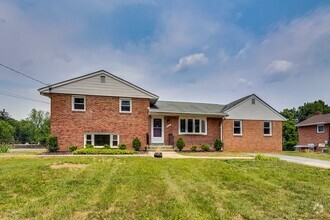 Building Photo - 5 Bed / 3 Bath / deep lot/ 2 driveways and...