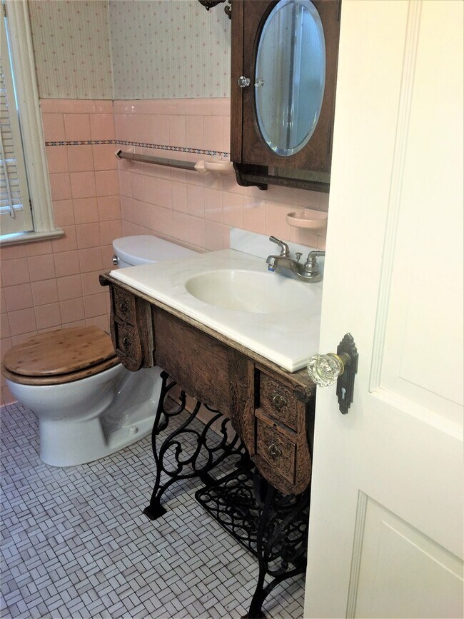 Building Photo - Large 3 bed 2 bath North Riverside Home