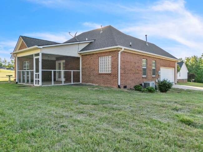 Building Photo - Beautiful 3-Bedroom Retreat with 2 Full Baths in Scenic Woodruff $1,875/mo rent