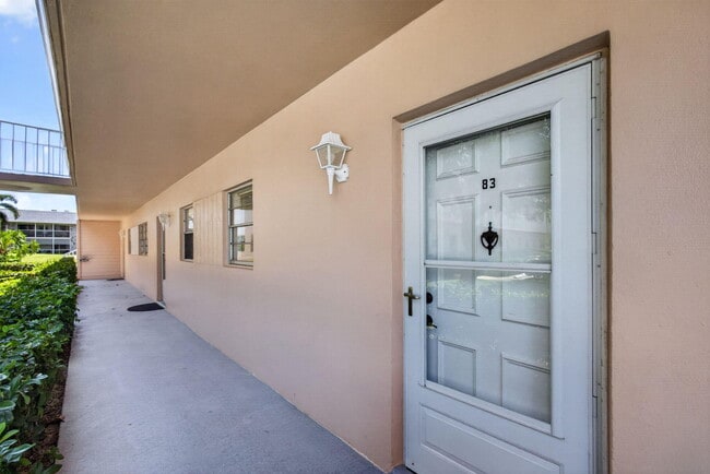 Building Photo - 18081 SE Country Club Dr