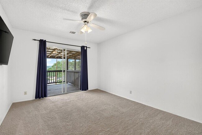 Building Photo - 700 Rogart Dr