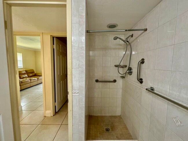 Building Photo - 301 Seville Dr