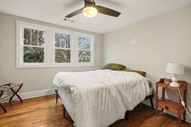 Building Photo - Sylvan Park Charm!