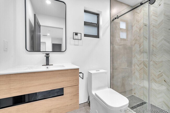 Building Photo - 2460-2466 SW 58th Manor