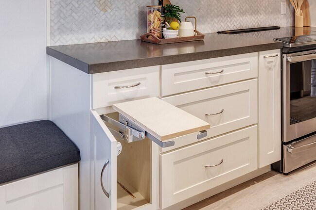 Building Photo - Advent - Low Deposit W/ Laundry & Parking!