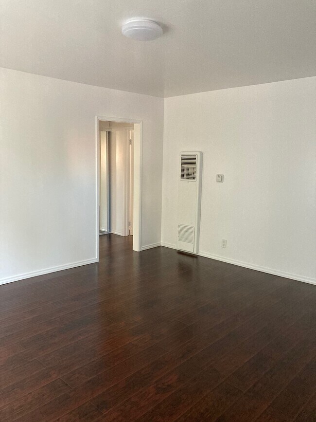 Building Photo - 1900 Grace Ave