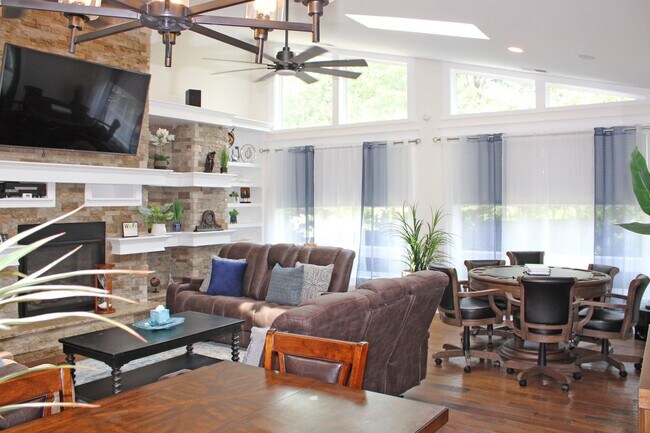 Building Photo - 7 Rockbrook Dr