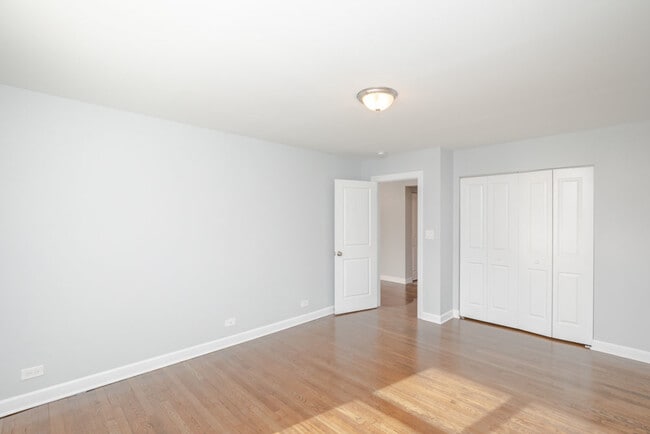 Building Photo - 6807 N Ridge Blvd