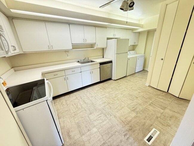 Building Photo - Chic & Comfortable 2BR/2BA Ground-Level Co...