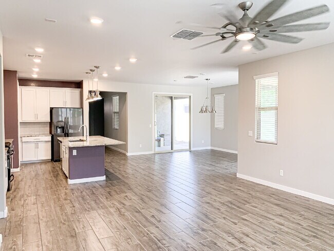 Building Photo - "Spacious 3-Bed, 3-Bath Mesa Retreat with ...