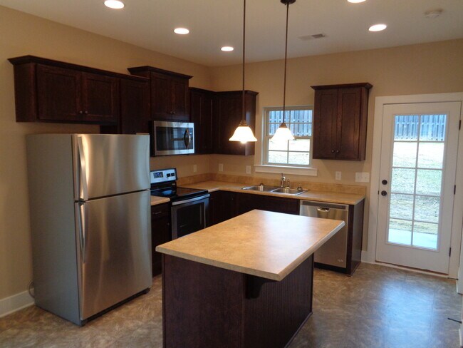 Building Photo - Town home for rent! Available to View with 48 Hour Notice!!!