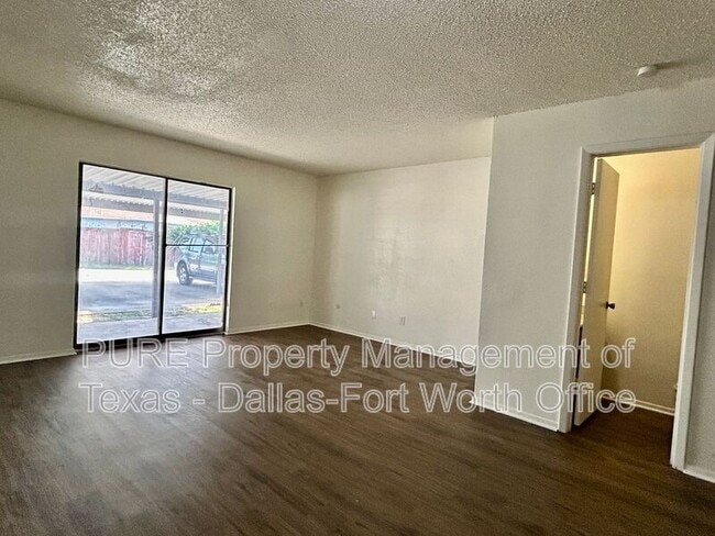 Building Photo - 1126 Highbush Dr