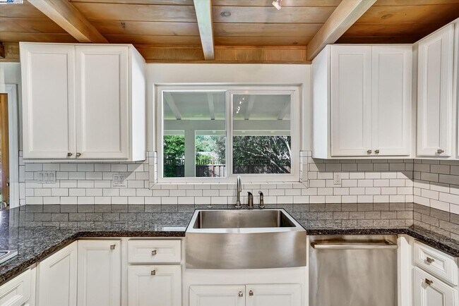 Building Photo - 613 Huntleigh Dr