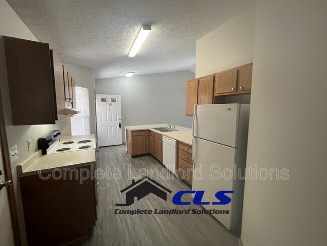 Building Photo - 558 College Ave