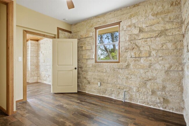 Building Photo - 520 Matzig Cove