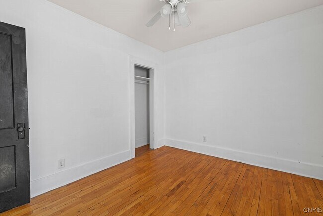 Building Photo - 403 Valley Dr
