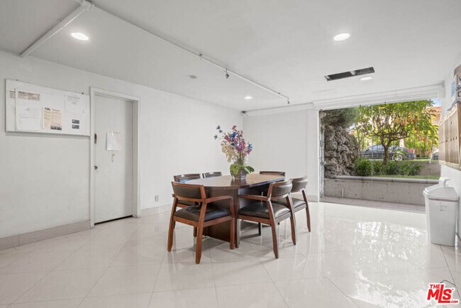 Building Photo - 423 Rexford Dr