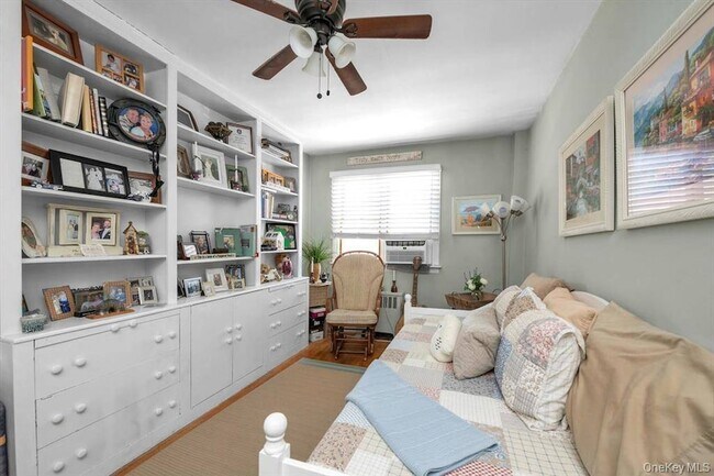 Building Photo - 2433 Young Ave