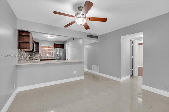 Building Photo - 9431 Live Oak Pl