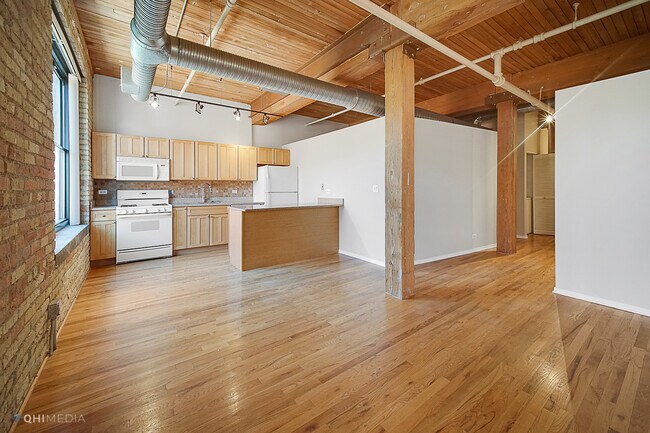 Building Photo - 2911 N Western Ave