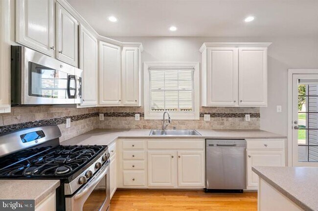 Building Photo - 2038 Madrillon Rd