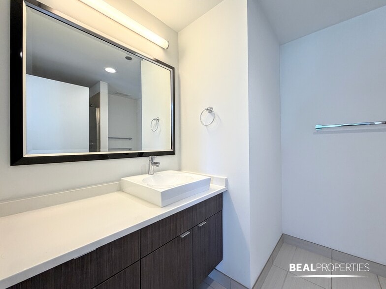 Building Photo - 548 W Webster Ave