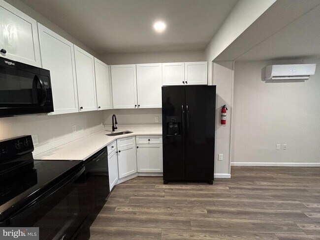 Building Photo - 566 E High St