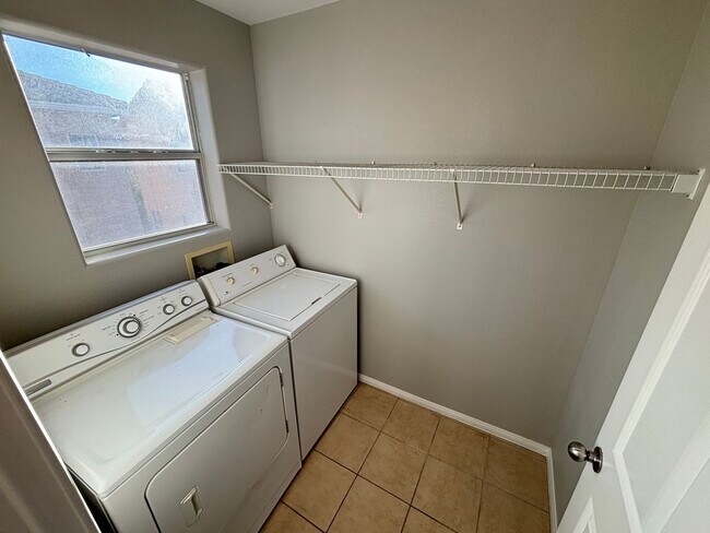 Building Photo - Beautiful Trilevel 3 Bed/3bath/2 car home located in Northwest Las Vegas --Enjoy Rent-Free Holidays!