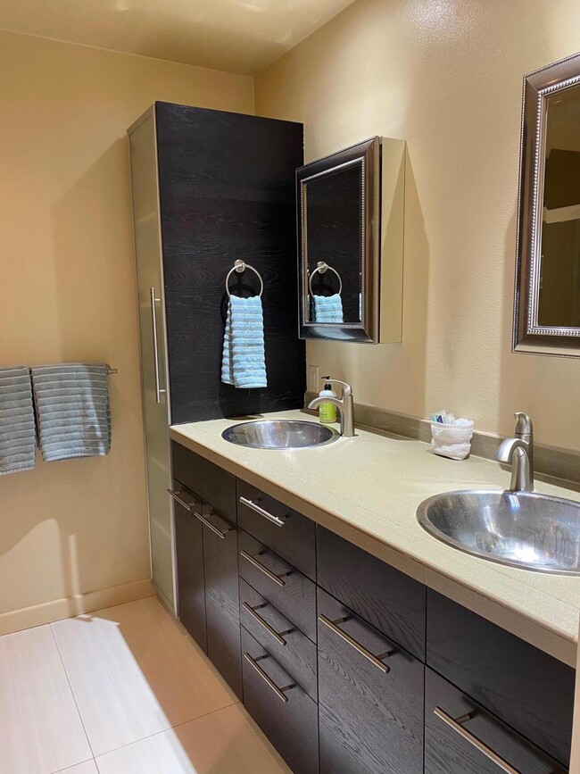 Building Photo - 2104 Southridge Dr
