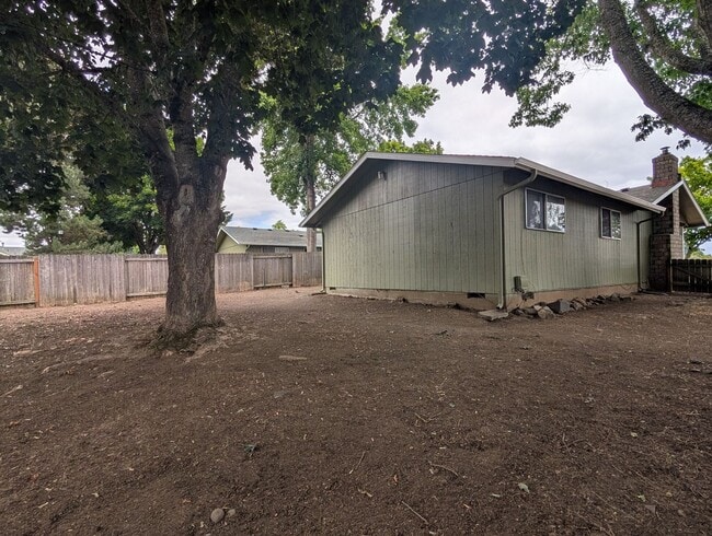 Building Photo - 3-bedroom, 1-Bath Duplex On a Corner Lot In The Bethel Area