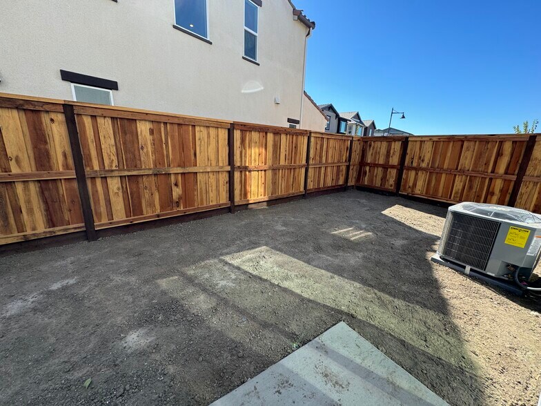 Shaded side yard - 3106 Irish Mdw Wy