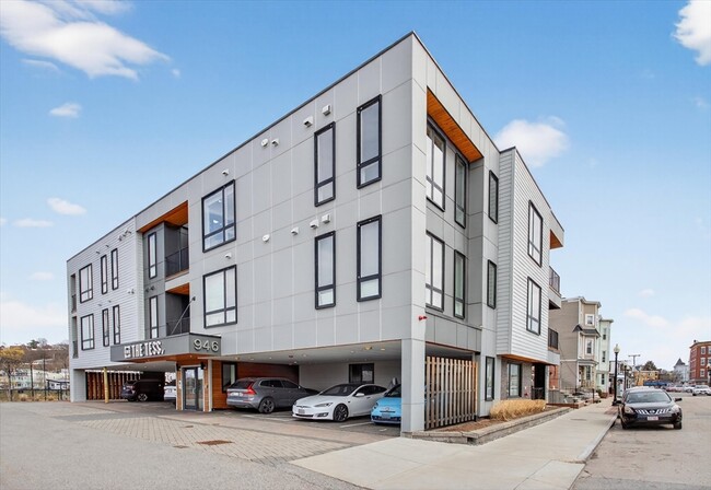 Building Photo - 946 Saratoga St