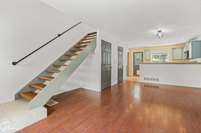 Building Photo - 1253 S Flower Cir