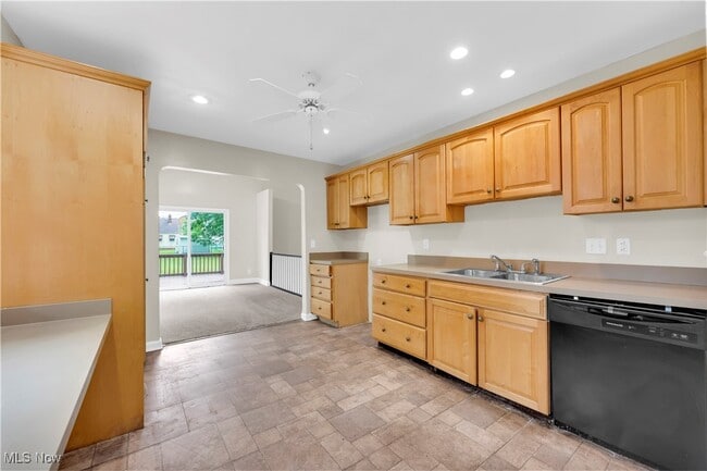 Building Photo - 401 E 257th St