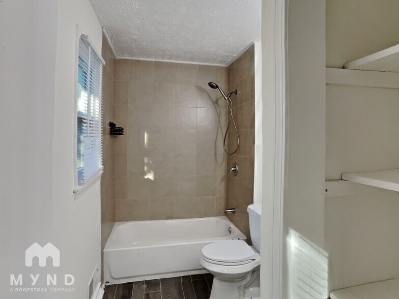 Building Photo - 605 Cedar Ave NW