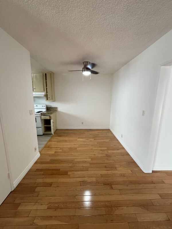 Building Photo - 2042 Beachwood Dr