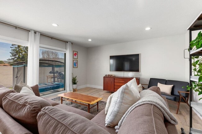 Building Photo - Single Level Condo in Lake San Marcos