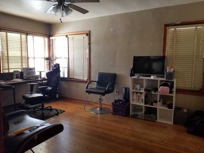 Building Photo - 836 W Knapp Ave