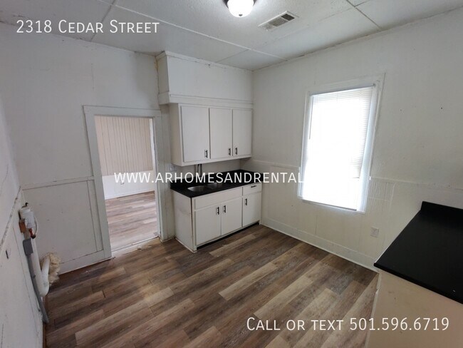 Building Photo - 2318 Cedar Street | $725 | 2 beds, 1 full ...