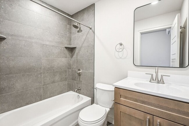 Building Photo - 472 Roxborough Ave