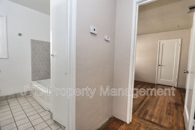 Building Photo - 3109-3111 Hampshire Drive