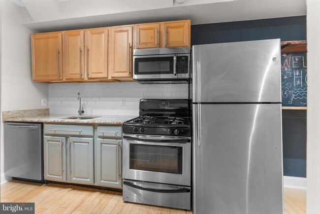 Building Photo - 550 Hobart Pl NW