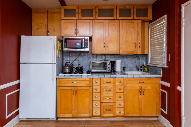 Fully Equipped Kitchen - 1768 Vista Del Mar Ave