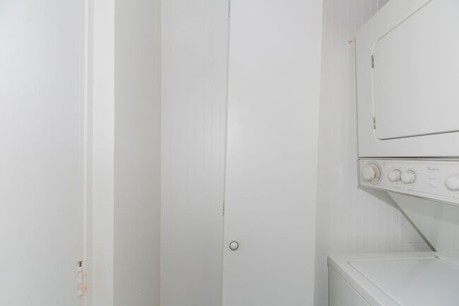 Building Photo - Seaside Towers fully furnished one bedroom...