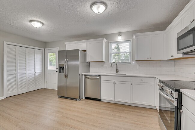 Building Photo - 208 Foxdale Dr