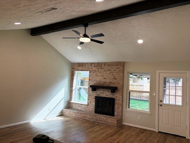 Building Photo - 5363 King Richard Dr