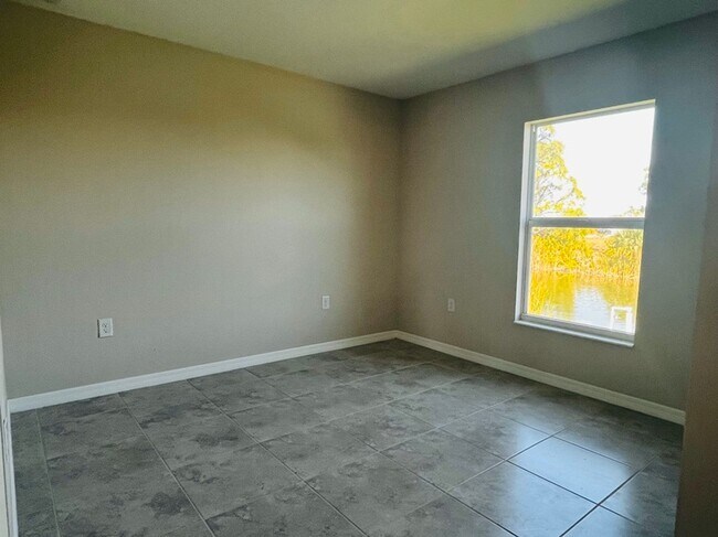 Building Photo - Waterfront property on the fresh water can...