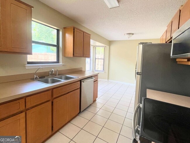 Building Photo - 317 Lake View Dr