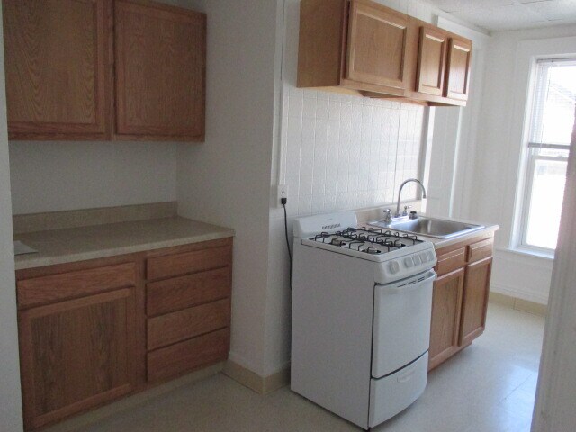 Building Photo - 448 Hawley Ave