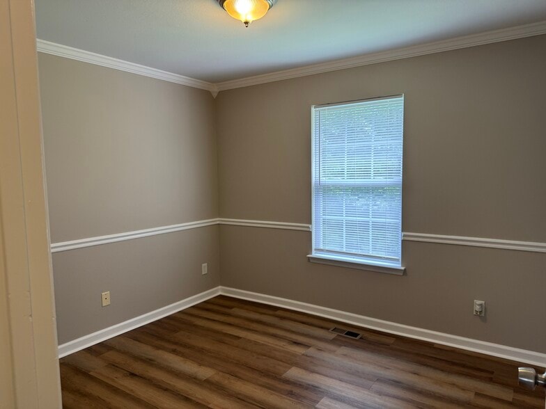 Building Photo - 216 Pinewood Dr